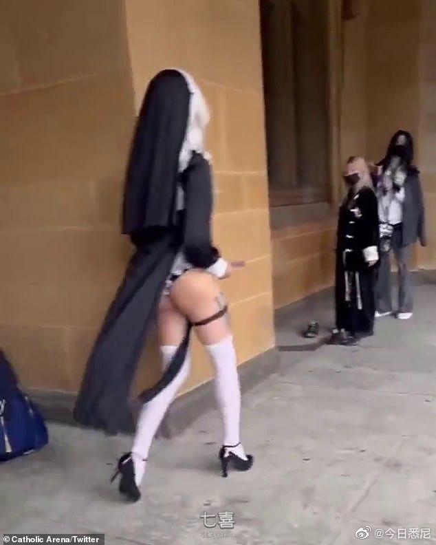 “性感修女”悉尼大教堂外拍摄被驱赶，亚裔摄影师狼狈删照片